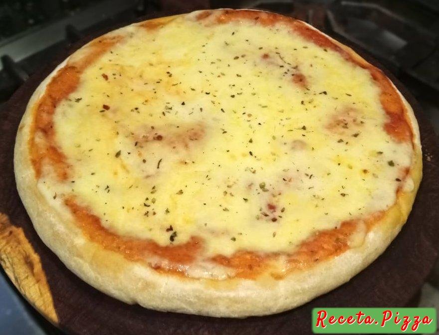 pizza con queso mozzarella terminada