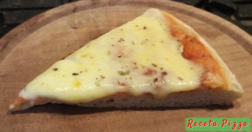 Porción de pizza de mozzarella